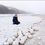 ロシア・シベリアに謎の雪玉が出現【中国語News】